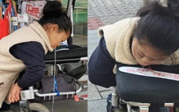 Mẹ đơn thân thêu lót giày bằng miệng nuôi 2 con khiến nhiều người xúc động