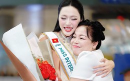 Mẹ đẻ Hoa hậu Kiều Duy gây chú ý khi tiễn con gái đi thi Hoa hậu Quốc tế