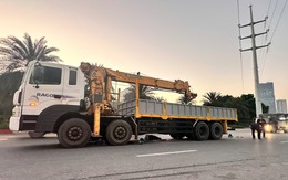 Hà Nội: Xe máy va chạm với xe tải cẩu khiến 2 người thương vong