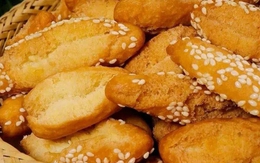 Cho 2 quả trứng vào trộn với bột mì, cán mỏng và cắt thành từng dải...: Món ngon khiến cả gia đình phấn khích ăn sạch trong nháy mắt