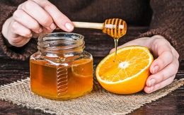 Sáng ngủ dậy uống nước cam mật ong pha theo cách này còn tốt hơn thuốc bổ