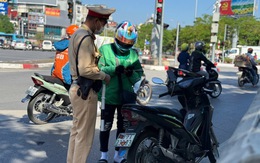 Hà Nội: Hàng trăm trường hợp che, dán biển số xe, sử dụng điện thoại khi lái xe bị CSGT xử phạt