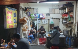 Quán phở 20k/bát ngon, bổ, rẻ hy hữu ở Hà Nội, khách ra vào nườm nượp