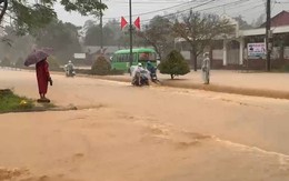 Mưa lớn, nước đổ về cuồn cuộn khiến đường Hồ Chí Minh ở Huế ngập sâu