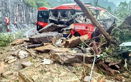 Hiện trường sạt lở núi đè ô tô khách ở đèo Khánh Lê, ít nhất 6 người chết