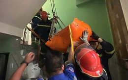 Cứu người đàn ông nặng 150kg bị tai biến, kẹt ở tầng 3 căn nhà sâu trong hẻm