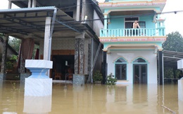 Lũ dâng hơn 2m nhấn chìm ngôi làng miền núi ở Huế