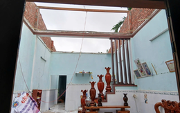 Kinh hoàng lốc xoáy càn quét lúc nửa đêm, hàng loạt nhà dân ở Đà Nẵng tốc mái, hư hỏng nặng