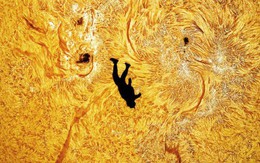 Bức ảnh "Người rơi trên Mặt trời" đang gây sốt khắp cõi mạng được chụp như thế nào?