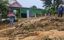Hàng nghìn khối đất đá từ đồi núi đổ xuống đường, ầm ầm như thác ở Đắk Lắk