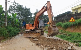 Sửa chữa tỉnh lộ giăng kín ‘ổ voi, ổ gà’ sau nhiều năm xuống cấp