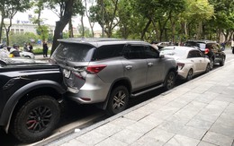 Hà Nội: 'Đánh xe' cho khách vào chỗ đỗ, bảo vệ đâm liên tiếp 3 xe ô tô