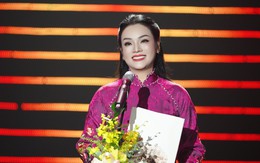 Nữ NSƯT nổi tiếng dòng nhạc đỏ vừa được phong hàm Phó giáo sư là ai?