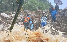 Thót tim cảnh dựng cầu tạm đưa cô giáo mang thai qua dòng lũ chảy xiết