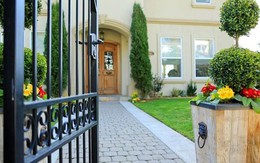 Kiêng kỵ cổng đâm vào cửa chính, cách hóa giải đơn giản, hiệu quả