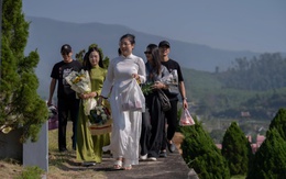 Ngày Nhà giáo Việt Nam 20/11: Học sinh Thủ đô lặng lẽ sắm lễ, vượt hàng trăm kilomet lên nghĩa trang tri ân cựu thầy cô đã khuất