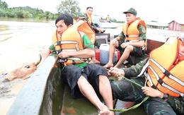 Thắm tình quân dân ở vùng ngập lụt