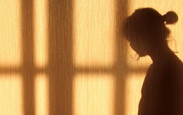 Quen 29 ngày đã cưới, chồng sốc khi thấy vợ cười vô thức, khó giao tiếp