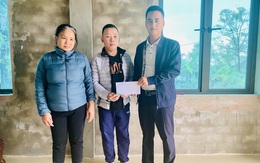 Trao tiền bạn đọc hỗ trợ gia đình ông Lê Văn Tuấn ở Hà Tĩnh