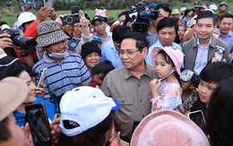 Thủ tướng trực tiếp thăm vùng lũ Đắk Lắk, chỉ đạo khẩn trương ổn định đời sống nhân dân