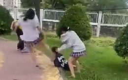 Hai nữ sinh bị bạn đánh hội đồng dã man trước cổng trường ở TPHCM