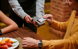 Sống kiểu 'nghèo hào phóng': Thói quen đáng sợ khiến nhiều người không bao giờ khá lên nổi