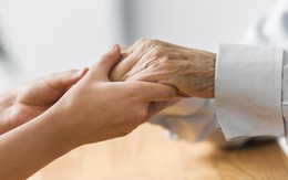 Rời phòng sinh, con dâu bật khóc nhận chiếc khăn tay mẹ chồng đưa