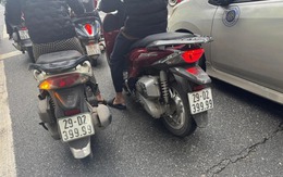Xôn xao 2 xe máy có cùng biển số 'tứ quý 9' lăn bánh trên phố Hà Nội