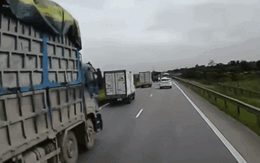 Khoảnh khắc xe tải tông trúng hàng loạt phương tiện trên cao tốc Hà Nội - Thái Nguyên 