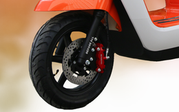 Xe máy điện giá 19,9 triệu đồng ở Việt Nam đẹp cổ điển, pin bền, có cả Smartkey và ABS, rẻ hơn cả Vision, xe số Wave Alpha