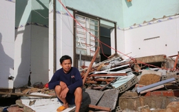 Cảnh đổ nát ở những ngôi làng ven biển Quảng Ngãi sau bão số 13