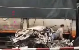 Ô tô nát bươm sau tai nạn, tài xế thoát chết thần kỳ, tự mở cửa chui ra ngoài