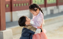 2 con của Cường Đô La gây sốt với vẻ đáng yêu khi quấn quýt bên nhau