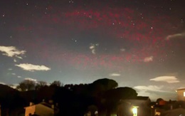 Quầng sáng đỏ “giống UFO” 2 lần hiện ra trên bầu trời Ý