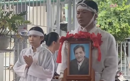 Con trai Thương Tín đau buồn ôm di ảnh cha, con gái cố nghệ sĩ gây chú ý