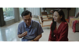 Phó Bí thư tỉnh Sách thân mật với nữ doanh nhân 'nóng bỏng'?