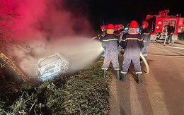 Xe ô tô bốc cháy dữ dội trong đêm