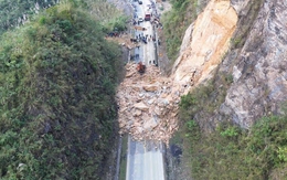 Camera ghi lại khoảnh khắc kinh hoàng- vụ sạt lở trên Quốc lộ 6: 5 người thương vong, tìm thấy 2 thi thể không còn nguyên vẹn