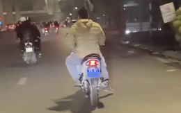 Xử phạt tài xế 'đầu trần' điều khiển xe máy biển xanh giữa phố Hà Nội