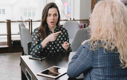 Tưởng là quan tâm nhưng 8 câu hỏi này dễ khiến người khác tổn thương khi giao tiếp