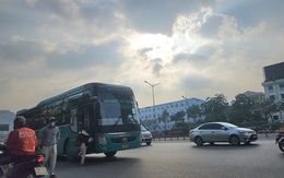 Xe khách 'rùa bò' vây bến xe Mỹ Đình, bát nháo đón trả khách dọc đường Phạm Hùng – Phạm Văn Đồng