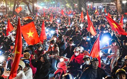 Cờ đỏ sao vàng phủ kín phố phường mừng U22 Việt Nam vô địch