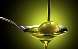 Uống dầu ô liu làm đẹp theo trào lưu: Bác sĩ cảnh báo điều nguy hại có thể gặp phải