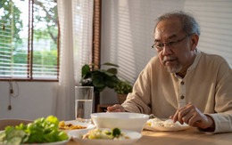 Tưởng nghỉ hưu là thiên đường, cựu giám đốc phải đi làm bảo vệ sau 2 năm vì quá ngột ngạt