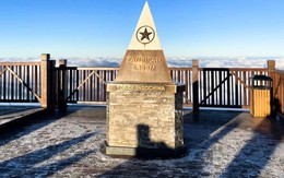 Nhiệt độ giảm xuống 0°C, băng trắng xuất hiện trên đỉnh Fansipan