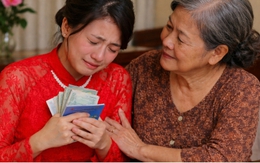 Mẹ chồng giữ tiền mừng cưới, tôi từng oán trách nhưng bật khóc khi biết sự thật