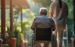 Cụ ông bật khóc trong viện dưỡng lão: Một quyết định vì con khiến tuổi già cô đơn
