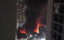 Hà Nội: Chợ Xanh bốc cháy ngùn ngụt lúc rạng sáng, hàng loạt kiot bị thiêu rụi