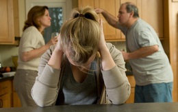 Sự thật cay đắng sau lời cam chịu của người mẹ 'sống vì con'