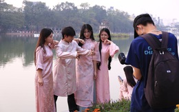 Áo dài truyền thống 'gọi tết', dịch vụ chụp ảnh cuối năm vào mùa sôi động